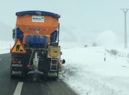 Limpiando la carretera y esparciendo sal