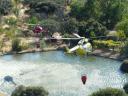 2 Helicopteros cargando agua